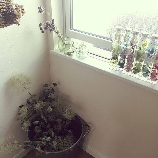 ほっと落ち着けるスペースに♡ナチュラルな窓際インテリア