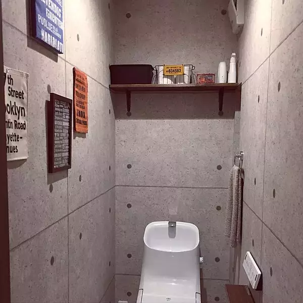 「扉を開けたらお気に入りの別世界！壁紙が主役のトイレインテリア」の画像