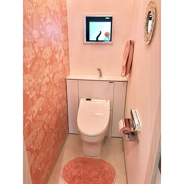 扉を開けたらお気に入りの別世界！壁紙が主役のトイレインテリア