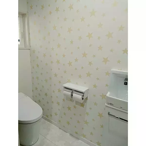 「扉を開けたらお気に入りの別世界！壁紙が主役のトイレインテリア」の画像