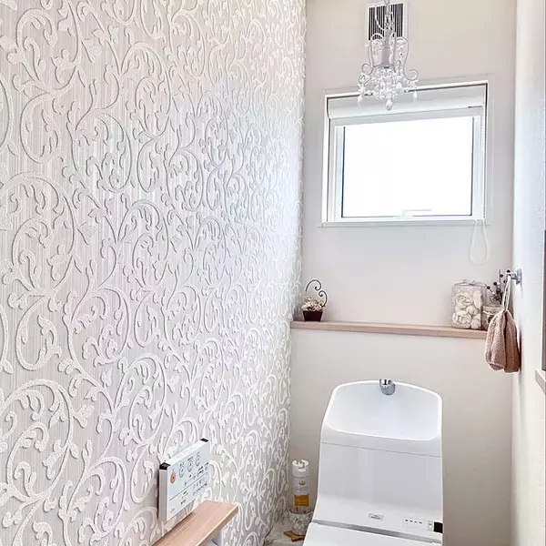 「扉を開けたらお気に入りの別世界！壁紙が主役のトイレインテリア」の画像