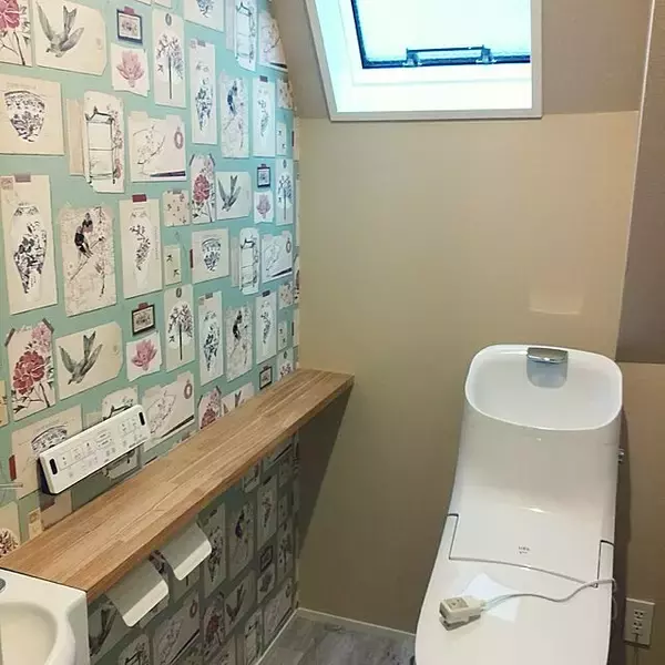 「扉を開けたらお気に入りの別世界！壁紙が主役のトイレインテリア」の画像