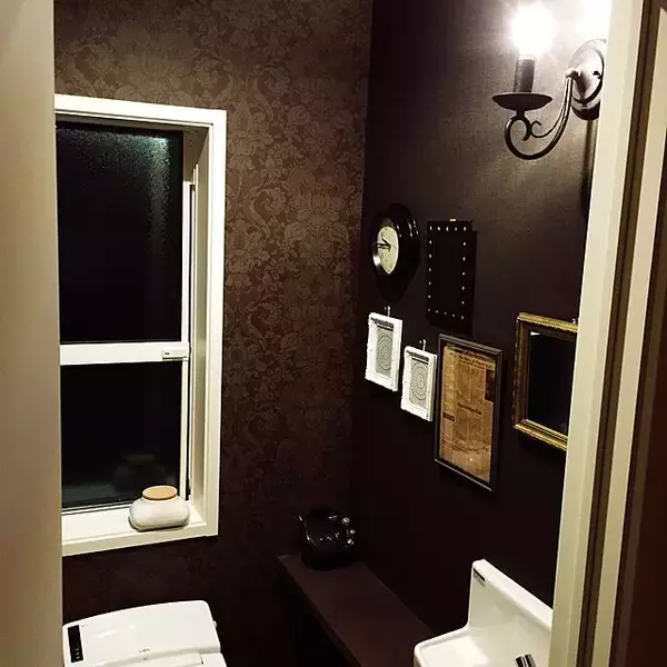 「扉を開けたらお気に入りの別世界！壁紙が主役のトイレインテリア」の画像