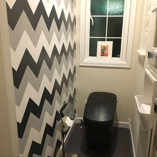 扉を開けたらお気に入りの別世界！壁紙が主役のトイレインテリア