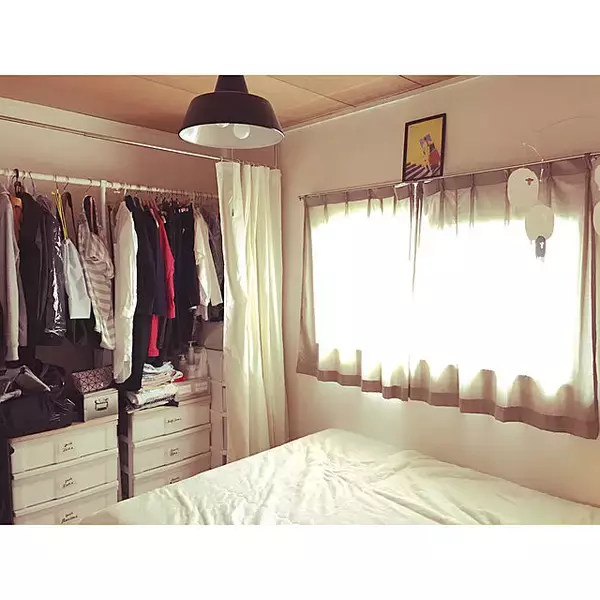 「限られたスペースを落ち着く空間に仕上げるコツ☆6畳の寝室のつくり方」の画像