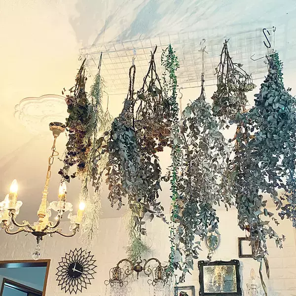 「アイディアしだいで収納のお悩みがすっきり解決！S字フックの活用実例10選」の画像