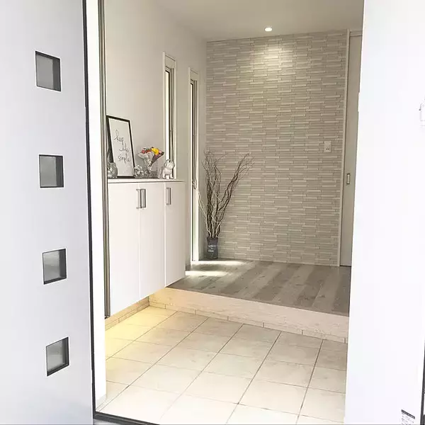 「ナチュラルで木の落ち着きを感じられる！ホワイトオークの床10選」の画像