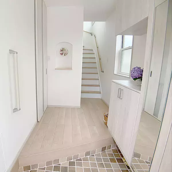 「ナチュラルで木の落ち着きを感じられる！ホワイトオークの床10選」の画像