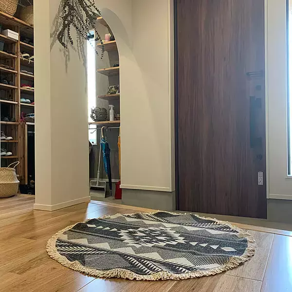 「空間にやさしいアクセント☆円形ラグを使ったインテリアコーディネート実例」の画像