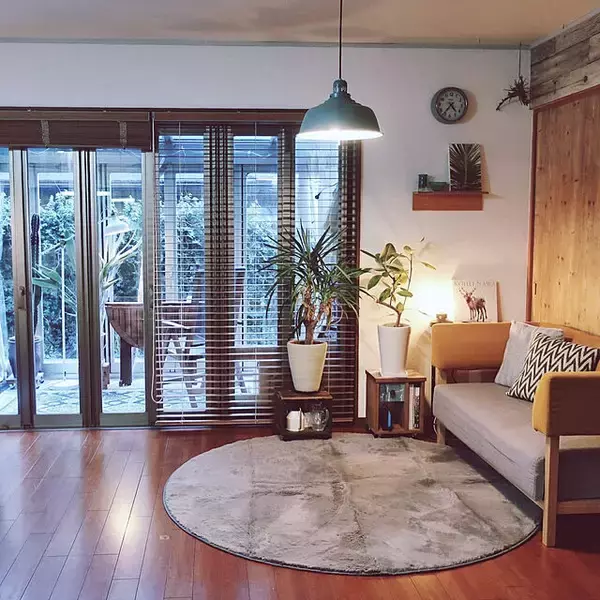 「空間にやさしいアクセント☆円形ラグを使ったインテリアコーディネート実例」の画像