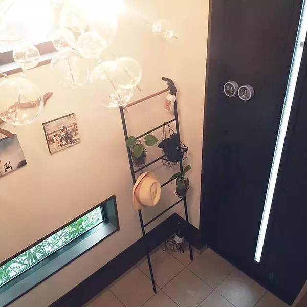 「省スペースでお部屋をグッとセンスアップ！ラダーラックの活用方法」の画像