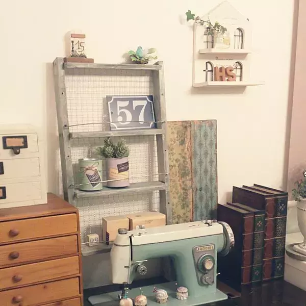 「省スペースでお部屋をグッとセンスアップ！ラダーラックの活用方法」の画像