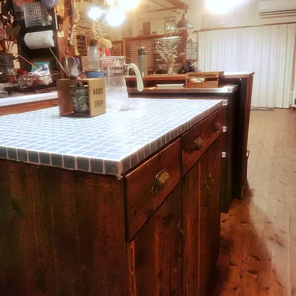 「どこかレトロでほっこりする雰囲気に♡タイルを使ったDIYアイディア10選」の画像