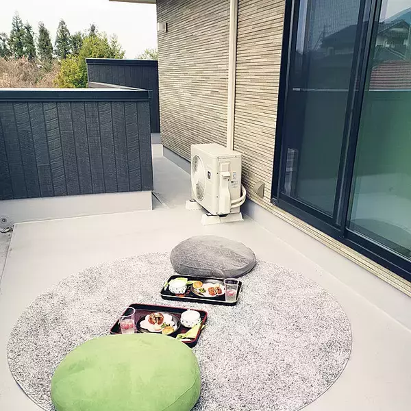 「光と風を感じるくつろぎ空間♪お部屋のように楽しむベランダやバルコニー」の画像