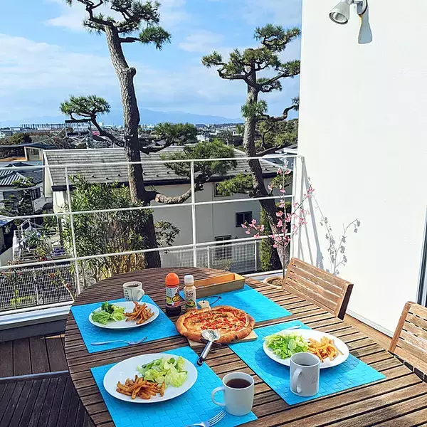 「光と風を感じるくつろぎ空間♪お部屋のように楽しむベランダやバルコニー」の画像