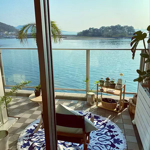 「光と風を感じるくつろぎ空間♪お部屋のように楽しむベランダやバルコニー」の画像