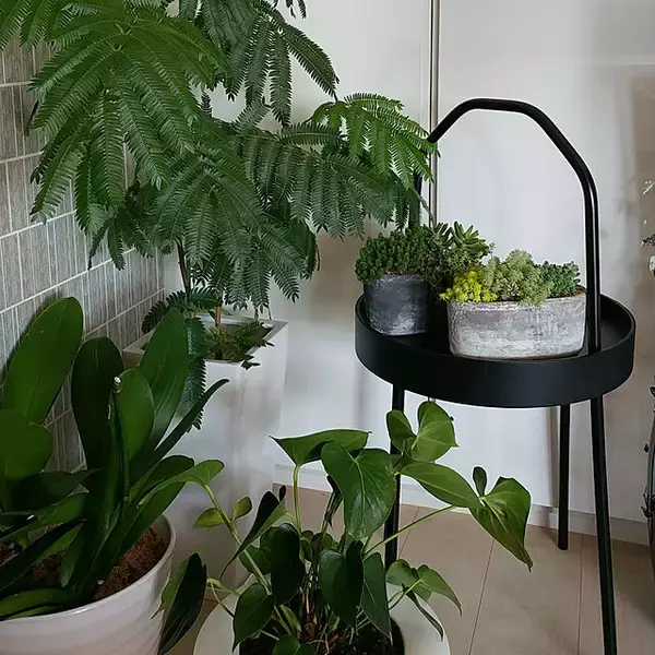 「お家のいろんな場所に自由に置いて☆イケアのサイドテーブル活用例」の画像