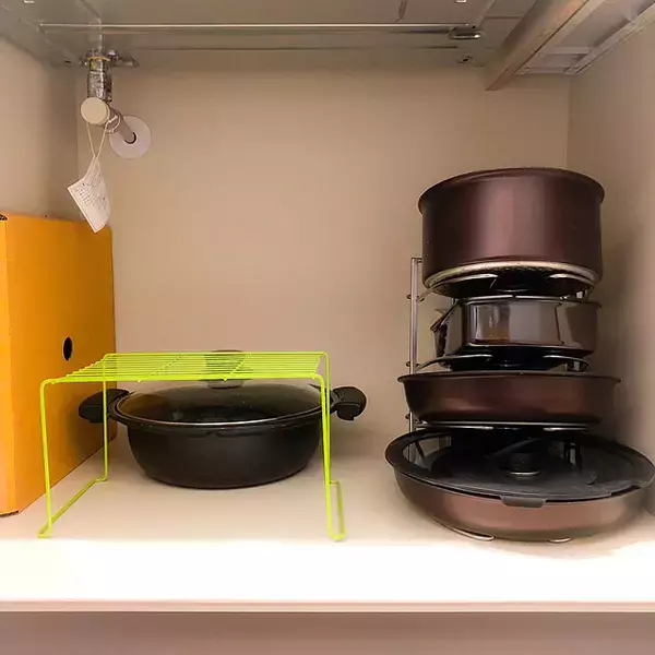 「すっきり片付いて使いやすくなる！フライパンのおすすめ収納方法」の画像