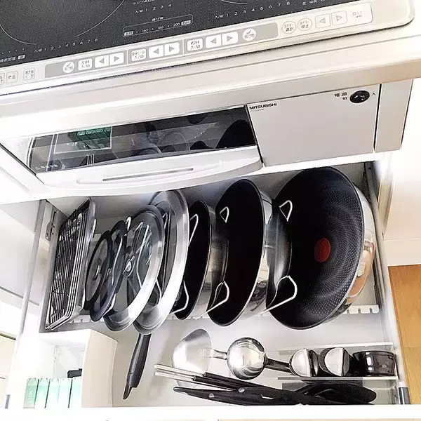 「すっきり片付いて使いやすくなる！フライパンのおすすめ収納方法」の画像