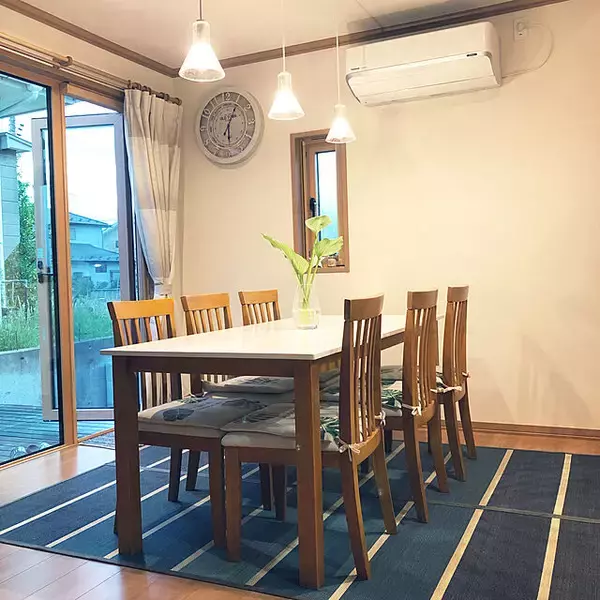 「素足で感じる幸福感♡ニトリのさらさらひんやりラグで快適なお部屋づくり」の画像