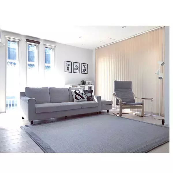 「素足で感じる幸福感♡ニトリのさらさらひんやりラグで快適なお部屋づくり」の画像