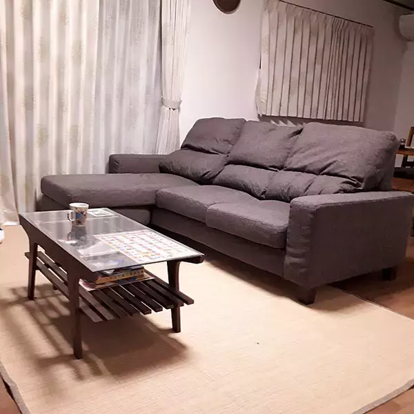 「素足で感じる幸福感♡ニトリのさらさらひんやりラグで快適なお部屋づくり」の画像