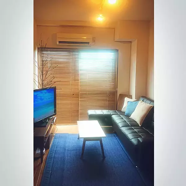 「素足で感じる幸福感♡ニトリのさらさらひんやりラグで快適なお部屋づくり」の画像