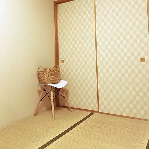 「素足で感じる幸福感♡ニトリのさらさらひんやりラグで快適なお部屋づくり」の画像