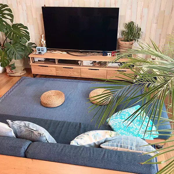 「素足で感じる幸福感♡ニトリのさらさらひんやりラグで快適なお部屋づくり」の画像