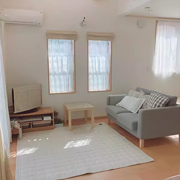 「素足で感じる幸福感♡ニトリのさらさらひんやりラグで快適なお部屋づくり」の画像