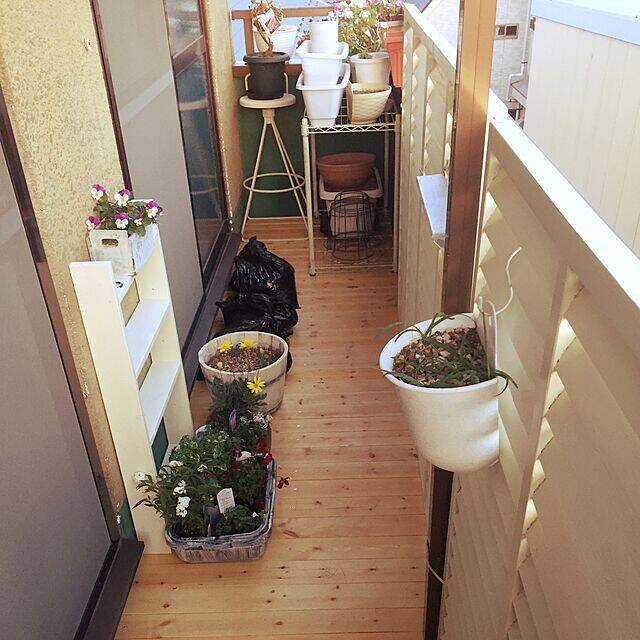 殺風景から気持ちの良いさわやか空間に♪原状回復OKなベランダDIYアイデア
