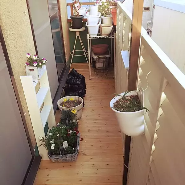 「殺風景から気持ちの良いさわやか空間に♪原状回復OKなベランダDIYアイデア」の画像