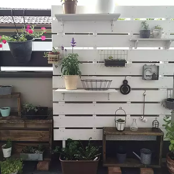 「殺風景から気持ちの良いさわやか空間に♪原状回復OKなベランダDIYアイデア」の画像