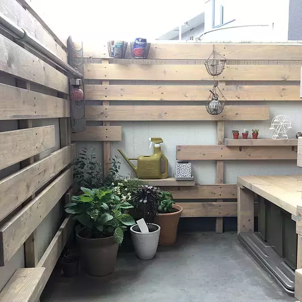 「殺風景から気持ちの良いさわやか空間に♪原状回復OKなベランダDIYアイデア」の画像