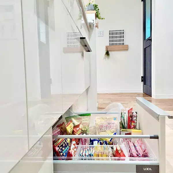 「隠すか見せて楽しむか♪ワクワクドキドキみんなのお菓子収納実例」の画像