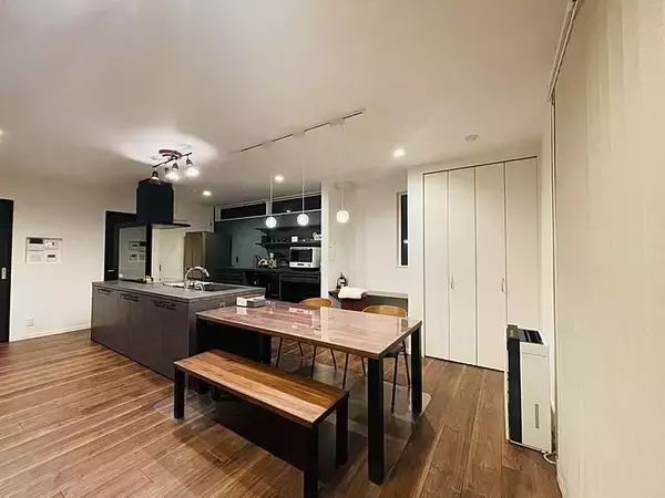 「「心地良い存在感を放つ、ダークカラーのアイランドキッチン」 by home_koharun0526さん」の画像