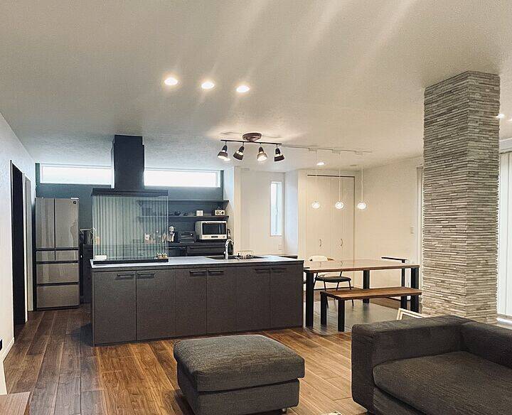 「心地良い存在感を放つ、ダークカラーのアイランドキッチン」 by home_koharun0526さん