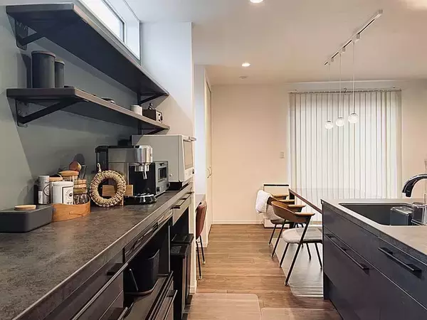 「「心地良い存在感を放つ、ダークカラーのアイランドキッチン」 by home_koharun0526さん」の画像