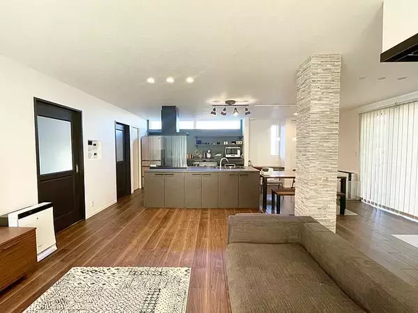 「「心地良い存在感を放つ、ダークカラーのアイランドキッチン」 by home_koharun0526さん」の画像