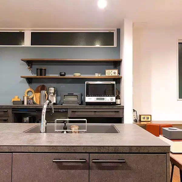 「「心地良い存在感を放つ、ダークカラーのアイランドキッチン」 by home_koharun0526さん」の画像