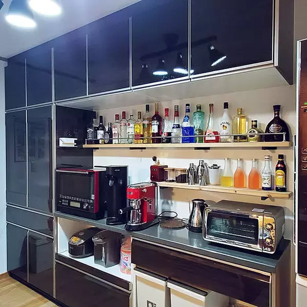 「おうち飲みを楽しく快適に♪意外とかさばるお酒の収納アイディア」の画像