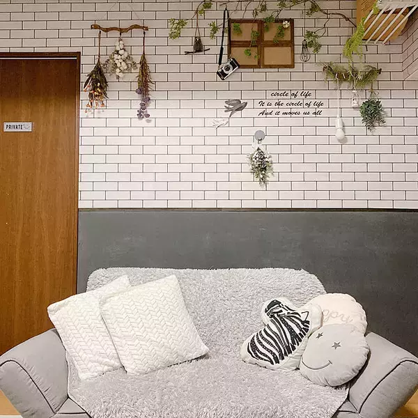 「DIYでイメージチェンジ♪シンプルさが魅力のサブウェイタイル風の壁」の画像