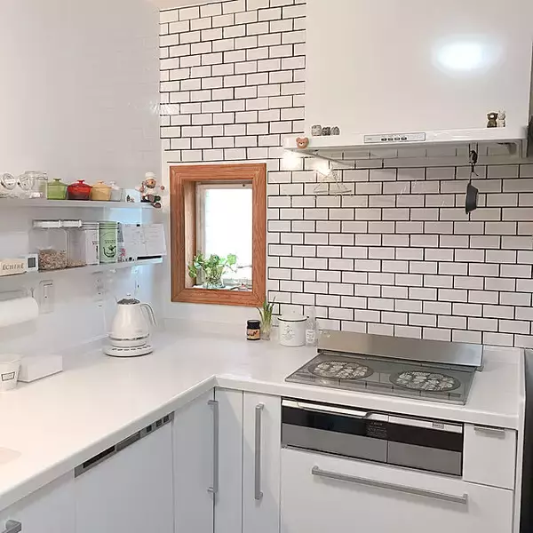 「DIYでイメージチェンジ♪シンプルさが魅力のサブウェイタイル風の壁」の画像