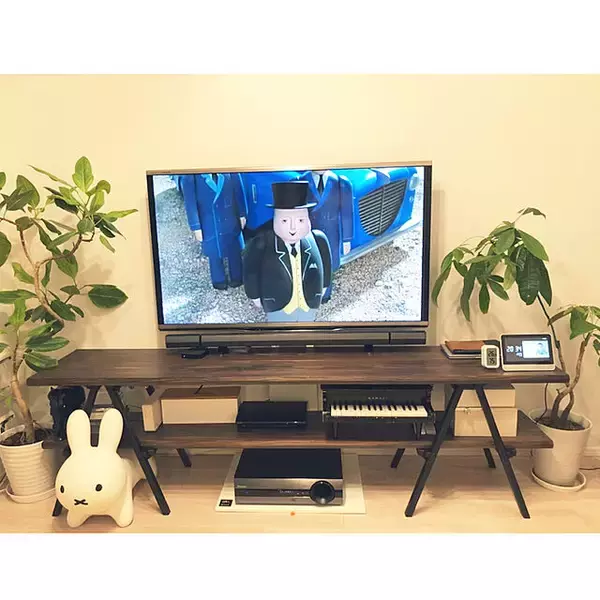 「楽しいテレビタイムがもっと充実しそう♡DIYテレビ台のある風景」の画像
