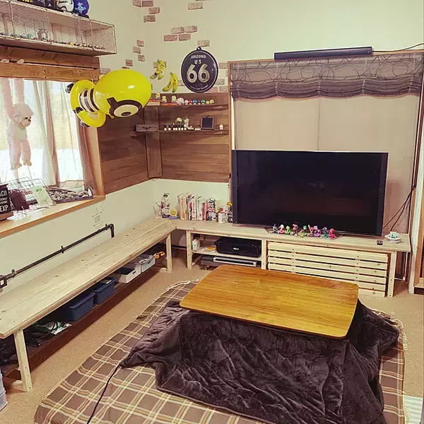 「楽しいテレビタイムがもっと充実しそう♡DIYテレビ台のある風景」の画像