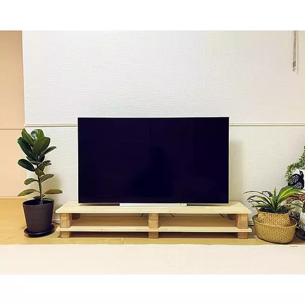「楽しいテレビタイムがもっと充実しそう♡DIYテレビ台のある風景」の画像