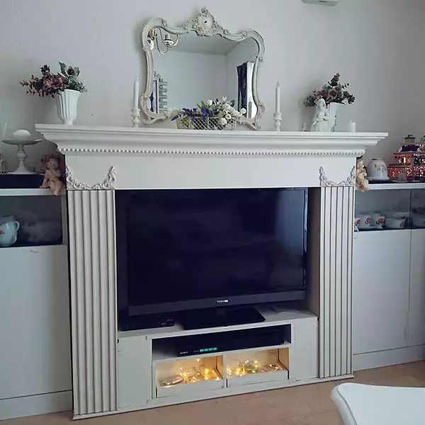 「楽しいテレビタイムがもっと充実しそう♡DIYテレビ台のある風景」の画像