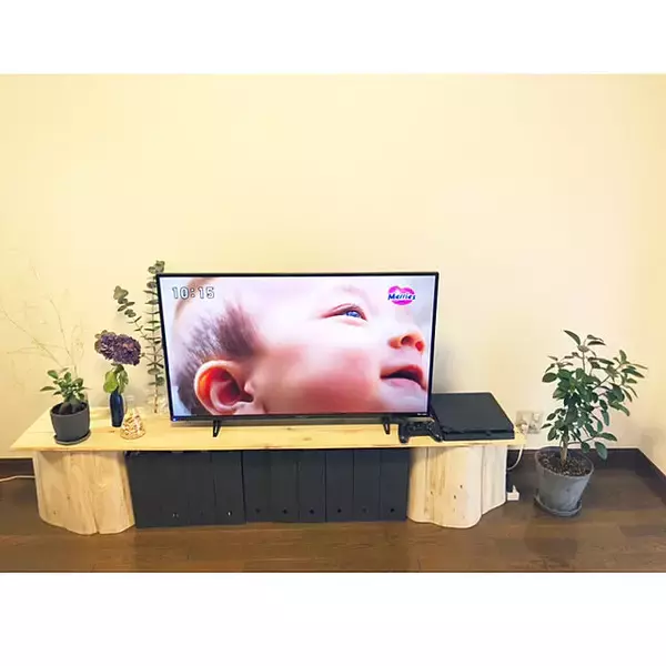 「楽しいテレビタイムがもっと充実しそう♡DIYテレビ台のある風景」の画像