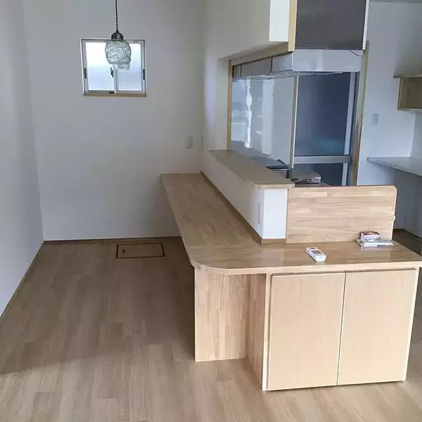 「キッチンとリビングを繋ぐ便利スペース！カウンターテーブルのある空間10選」の画像