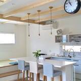 「キッチンとリビングを繋ぐ便利スペース！カウンターテーブルのある空間10選」の画像1